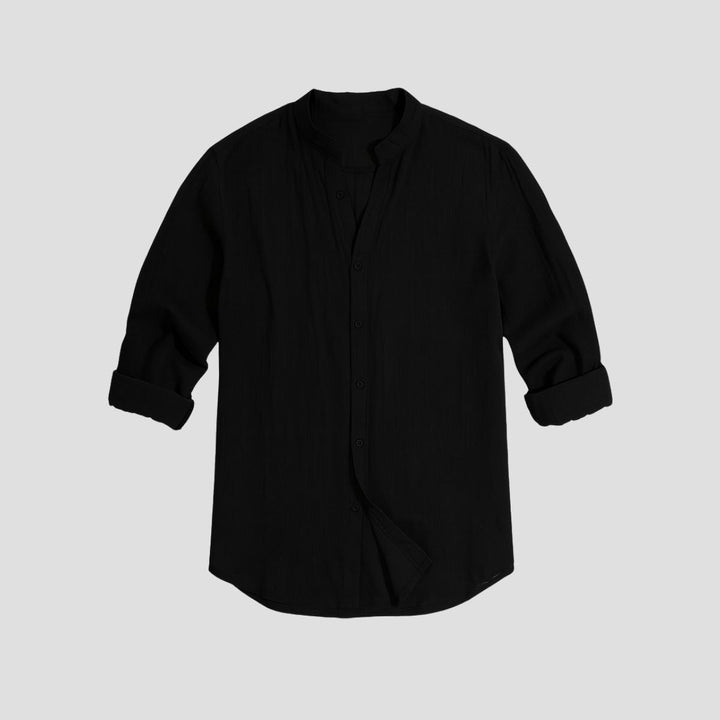 Męska nowoczesna koszula lniana, strukturalny kołnierzyk, dopasowany krój, neutralny kolor, idealna na letnią elegancję.