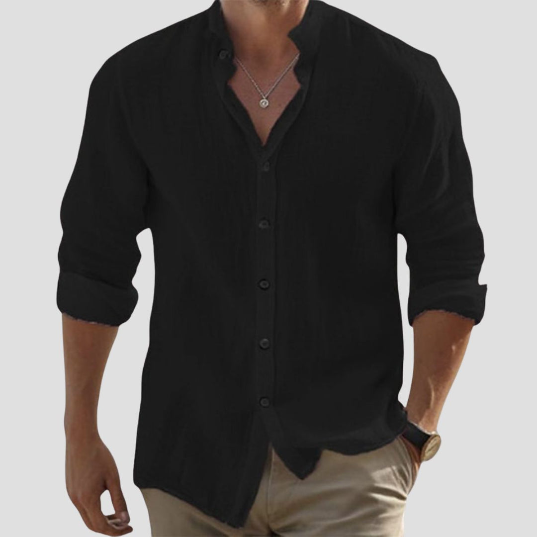 Męska nowoczesna koszula lniana, strukturalny kołnierzyk, dopasowany krój, neutralny kolor, idealna na letnią elegancję.