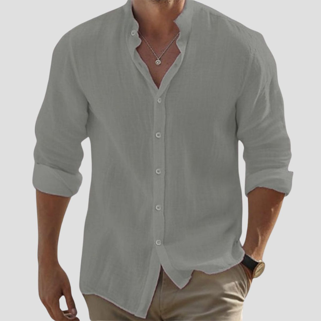 Męska nowoczesna koszula lniana, strukturalny kołnierzyk, dopasowany krój, neutralny kolor, idealna na letnią elegancję.
