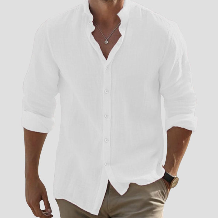 Męska nowoczesna koszula lniana, strukturalny kołnierzyk, dopasowany krój, neutralny kolor, idealna na letnią elegancję.