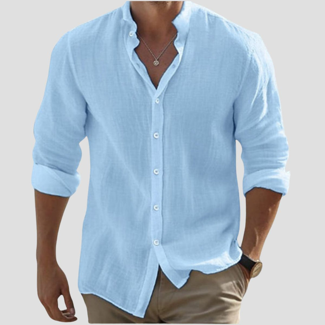 Męska nowoczesna koszula lniana, strukturalny kołnierzyk, dopasowany krój, neutralny kolor, idealna na letnią elegancję.