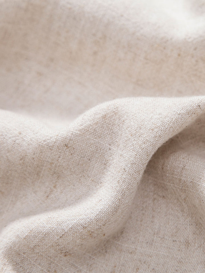 Męska koszula lniana, lekka i elegancka, idealna na lato, z oddychającego materiału i w swobodnym kroju.