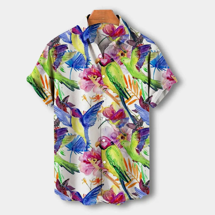 Męska koszula z krótkim rękawem z żywym kwiatowym wzorem, luźny krój i miękki kołnierzyk dla eleganckiego letniego wyglądu.