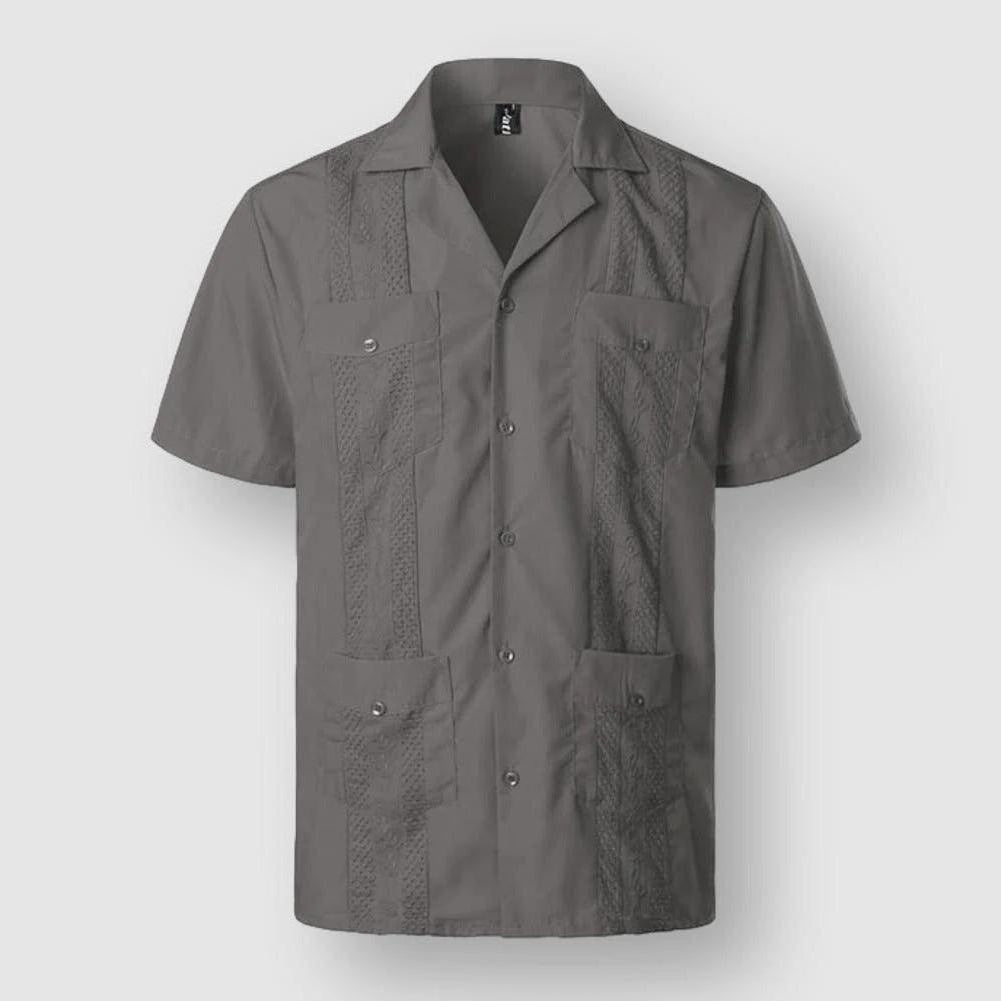 Męska koszula z haftem karaibskim, włoski kołnierzyk, miękki materiał premium, elegancka, cztery praktyczne kieszenie, komfort, wyspiarski styl.