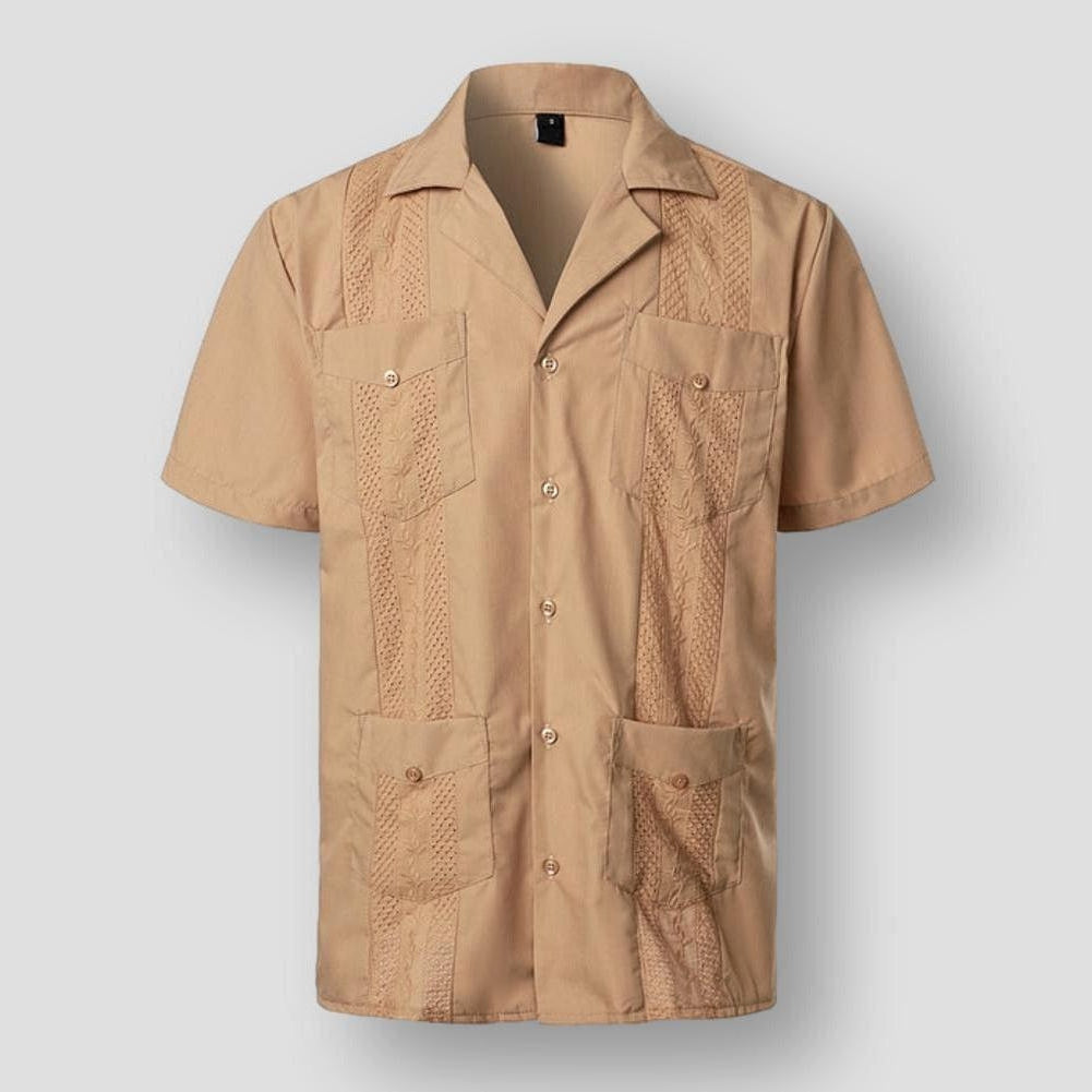 Męska koszula z haftem karaibskim, włoski kołnierzyk, miękki materiał premium, elegancka, cztery praktyczne kieszenie, komfort, wyspiarski styl.