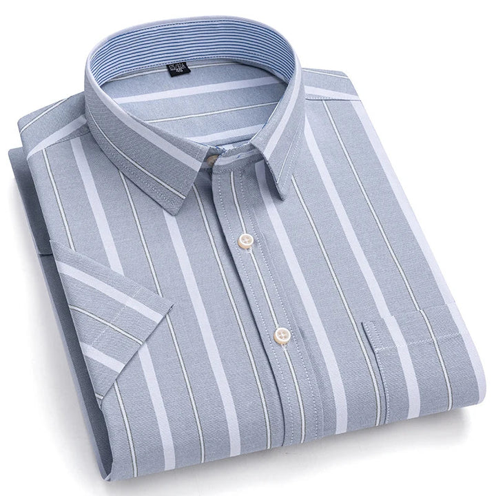 Elegancka koszula męska z krótkim rękawem w kratę, nowoczesny styl, 100% bawełna dla komfortu i wyrafinowania.