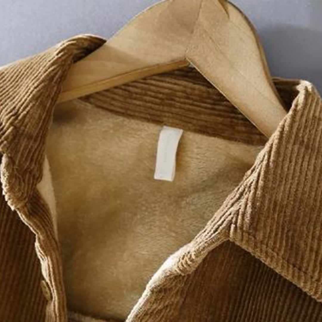 Męska koszula sztruksowa khaki, luźny krój, elegancka tekstura, idealna na zimę, styl i komfort