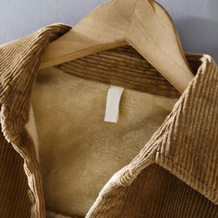 Męska koszula sztruksowa khaki, luźny krój, elegancka tekstura, idealna na zimę, styl i komfort