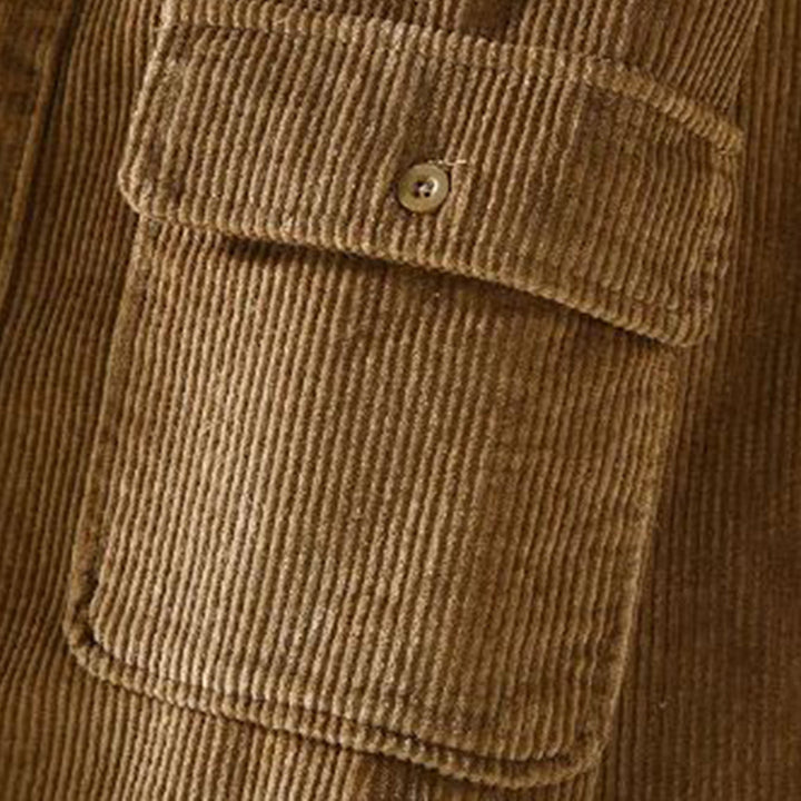 Męska koszula sztruksowa khaki, luźny krój, elegancka tekstura, idealna na zimę, styl i komfort