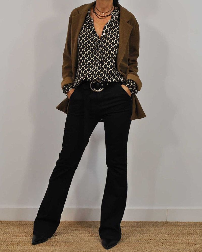 Damska bluzka bawełniana z dekoltem w szpic w kolorze czarnym.