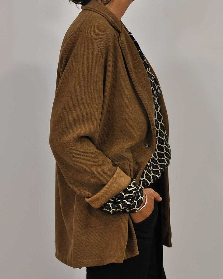 Damska bluzka bawełniana z dekoltem w szpic w kolorze czerwonym.