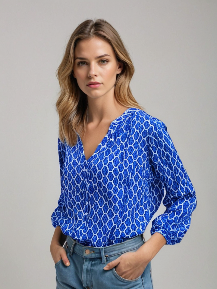 Detale mankietów długich rękawów damskiej bawełnianej bluzki z dekoltem w szpic.