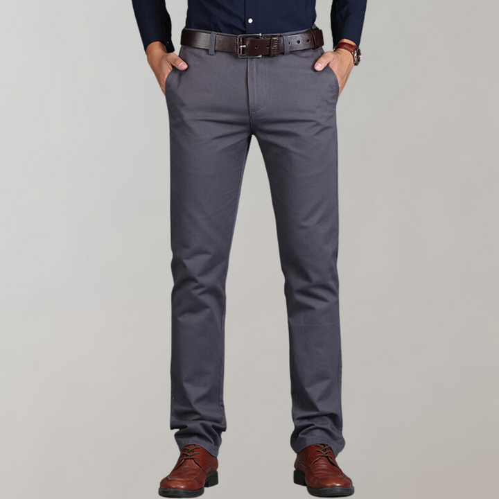 Eleganckie męskie spodnie chino o prostym kroju, wykonane z bawełny premium, w neutralnym kolorze, idealne na każdą okazję.