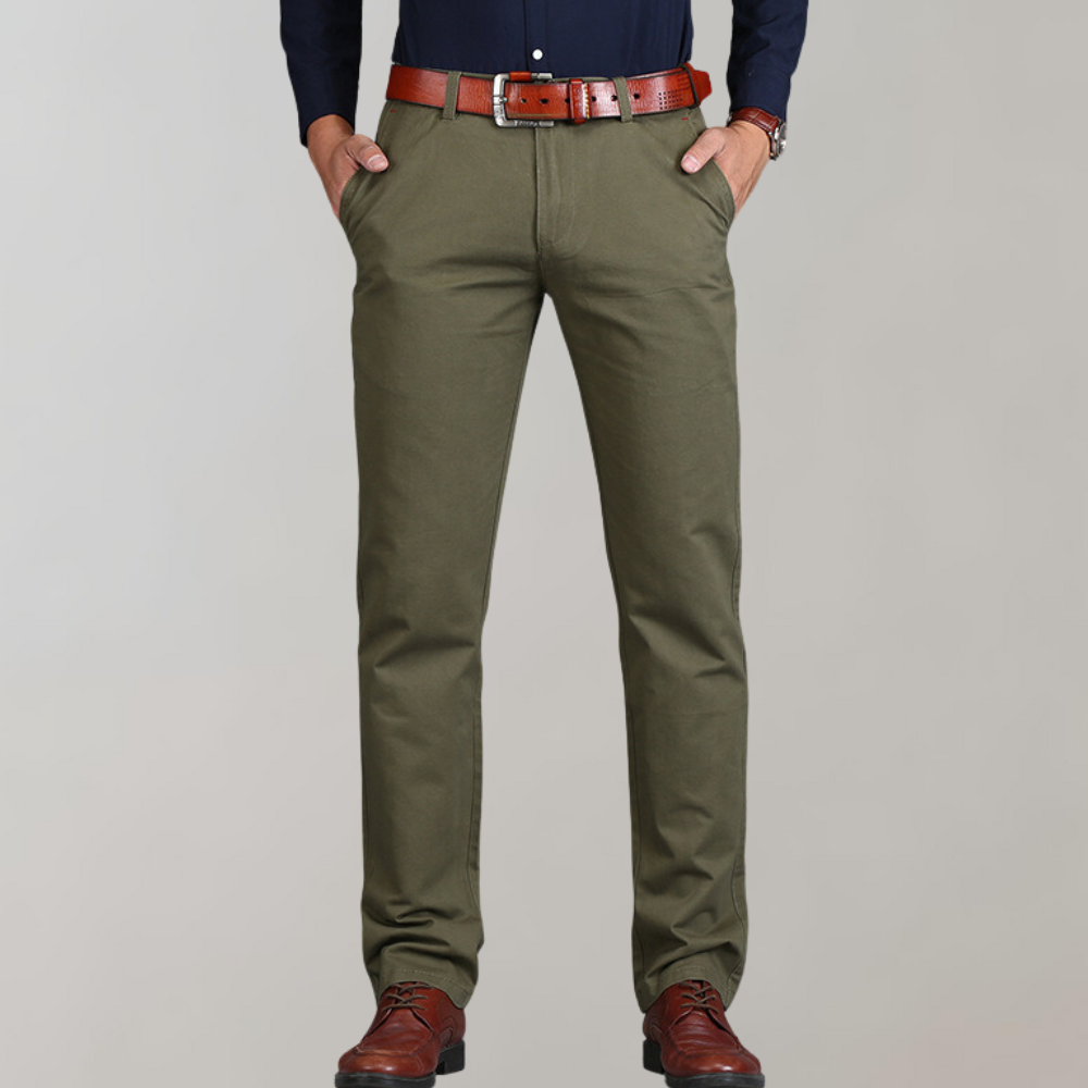 Eleganckie męskie spodnie chino o prostym kroju, wykonane z bawełny premium, w neutralnym kolorze, idealne na każdą okazję.