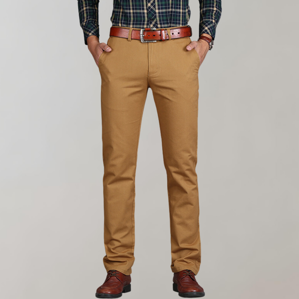 Eleganckie męskie spodnie chino o prostym kroju, wykonane z bawełny premium, w neutralnym kolorze, idealne na każdą okazję.