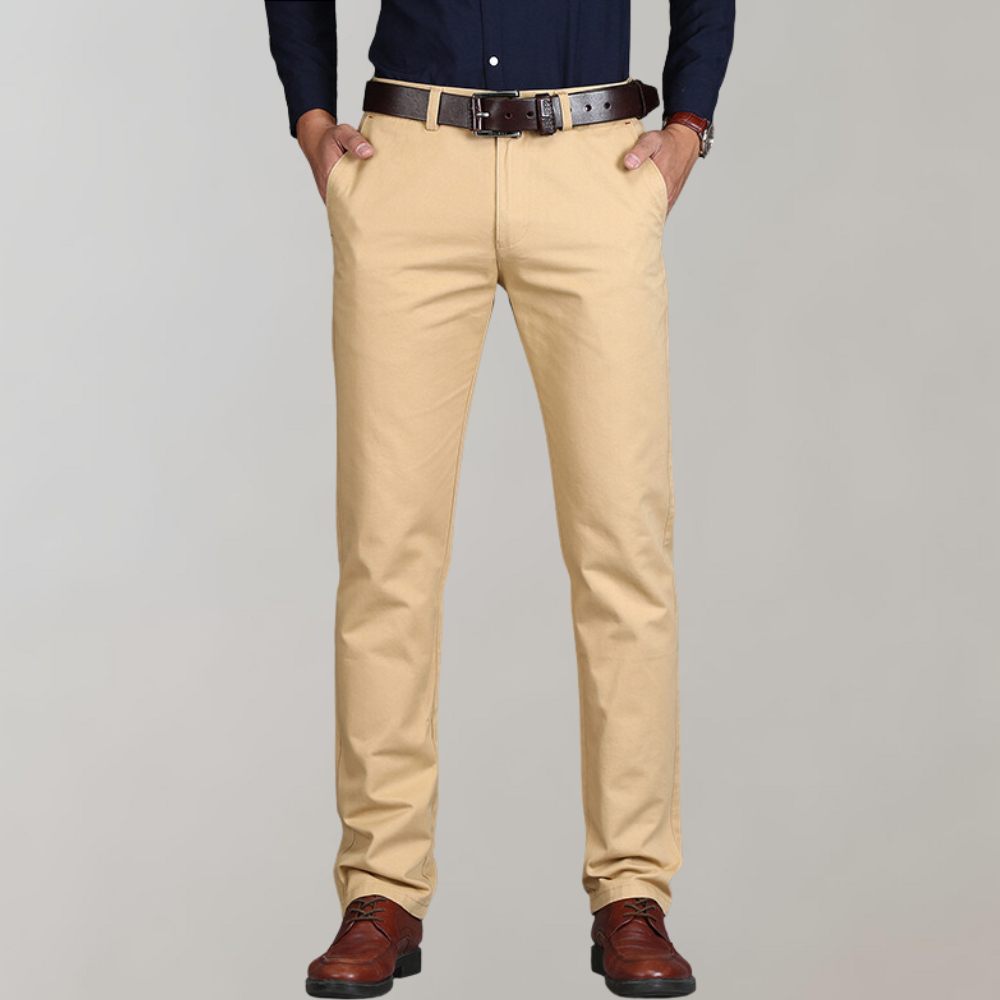 Eleganckie męskie spodnie chino o prostym kroju, wykonane z bawełny premium, w neutralnym kolorze, idealne na każdą okazję.