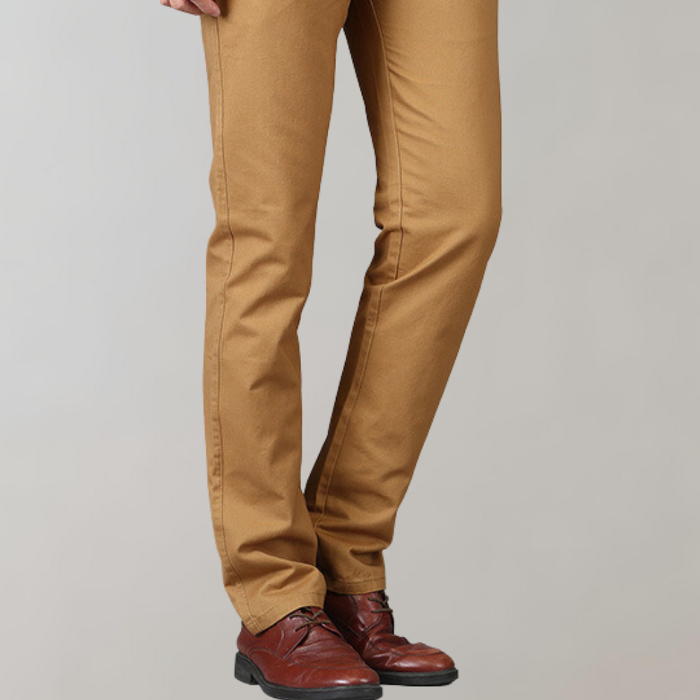 Eleganckie męskie spodnie chino o prostym kroju, wykonane z bawełny premium, w neutralnym kolorze, idealne na każdą okazję.