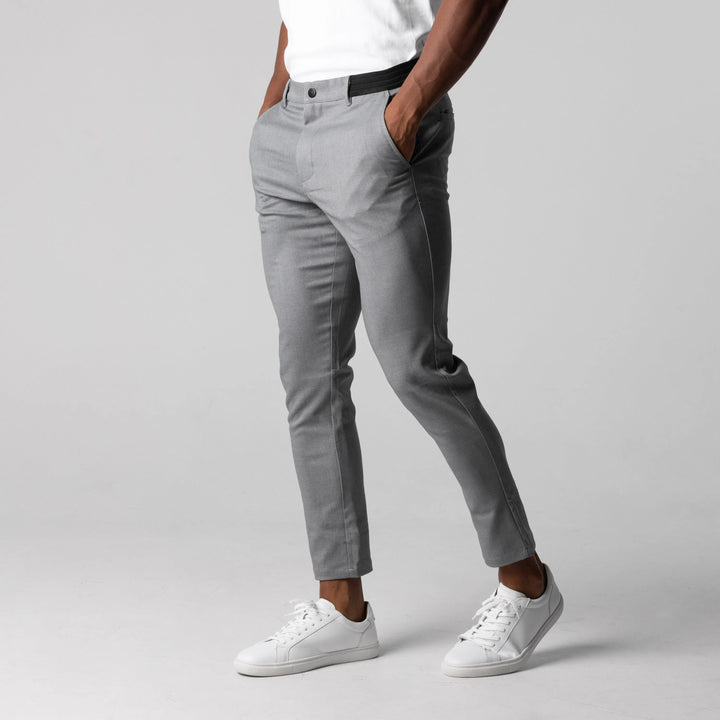 Eleganckie i wygodne męskie spodnie chino, dopasowany krój, kolor beżowy, idealne do stylu casual lub formalnego.