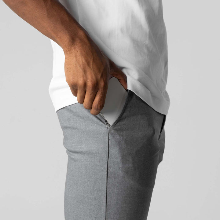 Eleganckie i wygodne męskie spodnie chino, dopasowany krój, kolor beżowy, idealne do stylu casual lub formalnego.