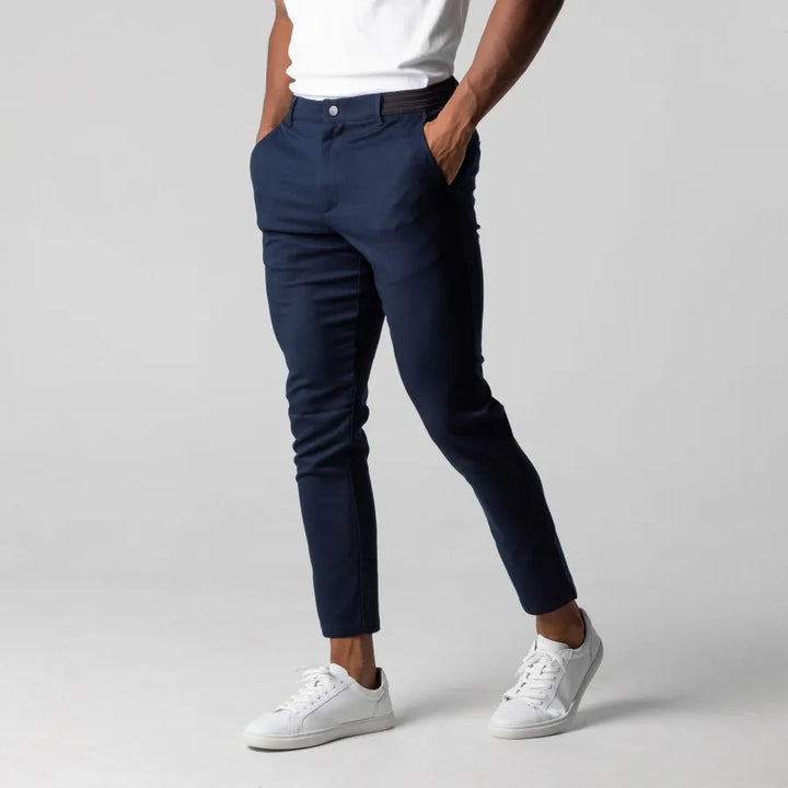 Eleganckie i wygodne męskie spodnie chino, dopasowany krój, kolor beżowy, idealne do stylu casual lub formalnego.