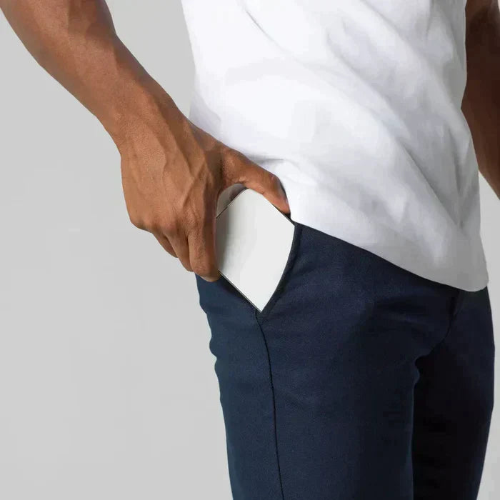 Eleganckie i wygodne męskie spodnie chino, dopasowany krój, kolor beżowy, idealne do stylu casual lub formalnego.