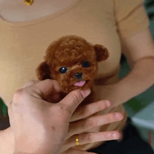 "Chiot interactif blanc réaliste, en peluche douce, stimule le jeu éducatif et l'apprentissage des enfants."