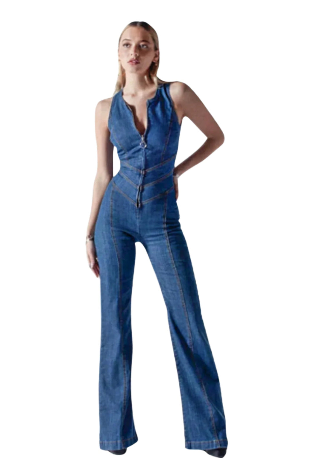 Nowoczesny damski kombinezon jeansowy w niebieskim kolorze, dopasowany krój z otwartymi plecami w kształcie serca, elegancki i wygodny dla odważnego stylu.