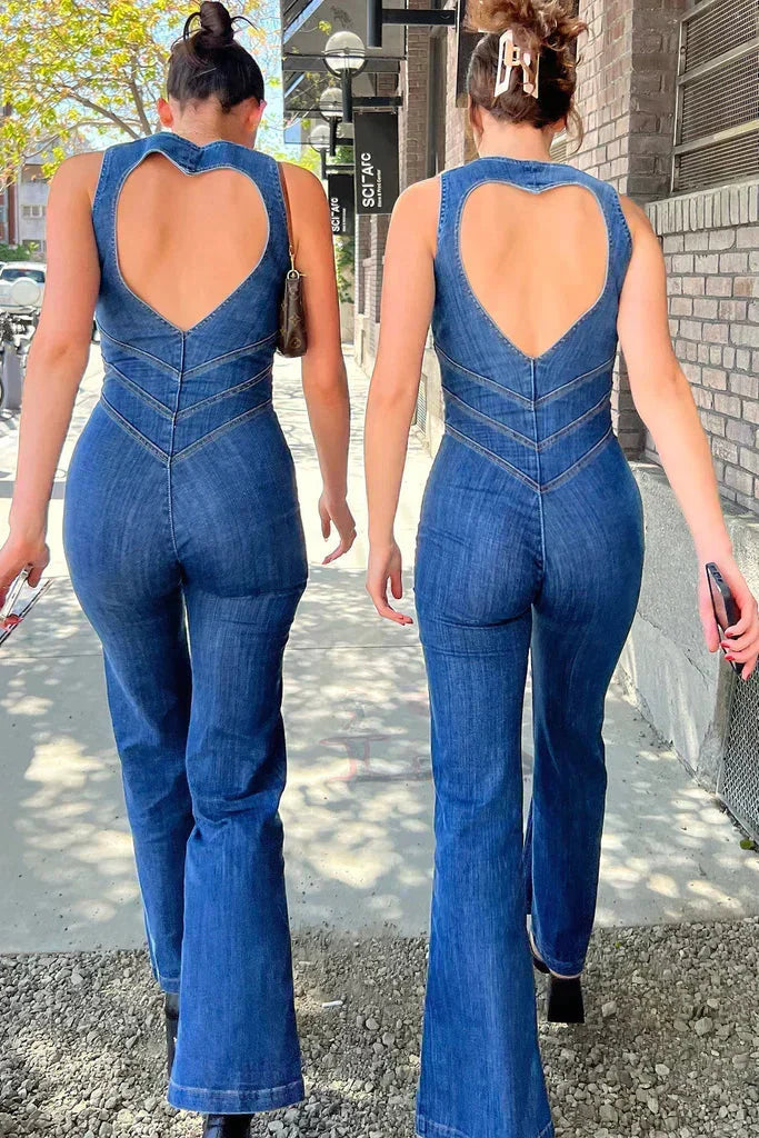 Nowoczesny damski kombinezon jeansowy w niebieskim kolorze, dopasowany krój z otwartymi plecami w kształcie serca, elegancki i wygodny dla odważnego stylu.