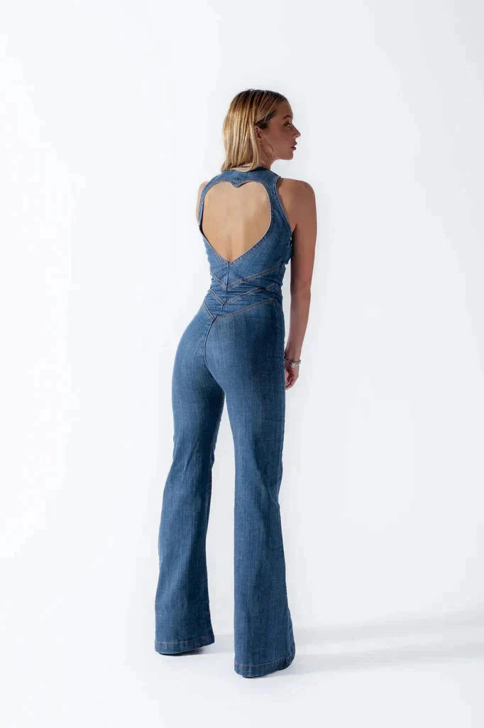 Nowoczesny damski kombinezon jeansowy w niebieskim kolorze, dopasowany krój z otwartymi plecami w kształcie serca, elegancki i wygodny dla odważnego stylu.
