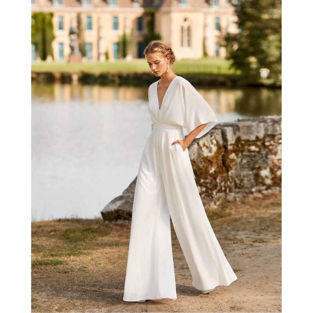 Dopasowany i elegancki kombinezon damski z lejącego materiału, z korzystnym krojem, w modnym kolorze, idealny na dzień i wieczór.