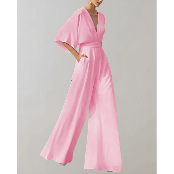 Dopasowany i elegancki kombinezon damski z lejącego materiału, z korzystnym krojem, w modnym kolorze, idealny na dzień i wieczór.