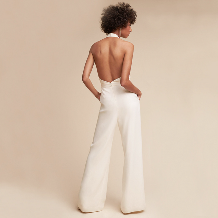 "Combinaison femme ample et fluide, décolleté plongeant, élégante et sans manches pour un style chic et confortable."