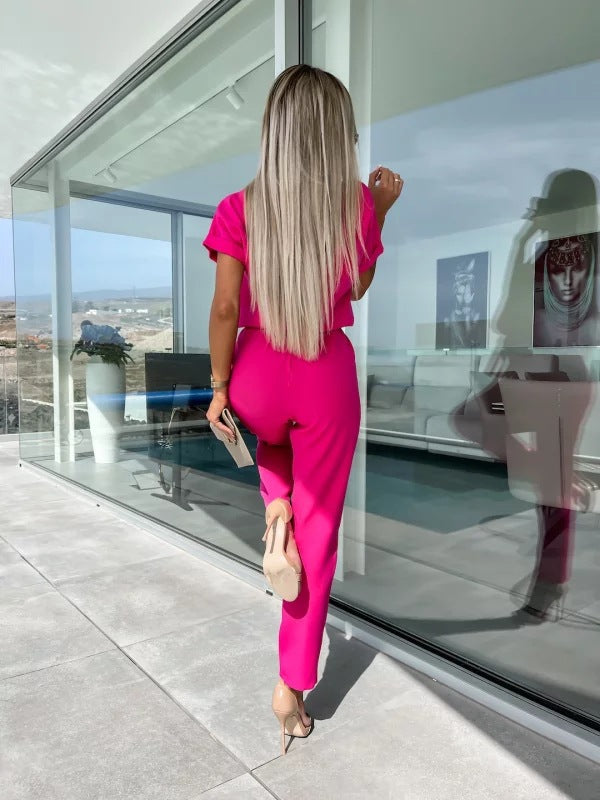 "Combinaison femme élégante kaki, manches courtes, coupe ajustée, vue de face, idéale pour l'été et les occasions décontracté