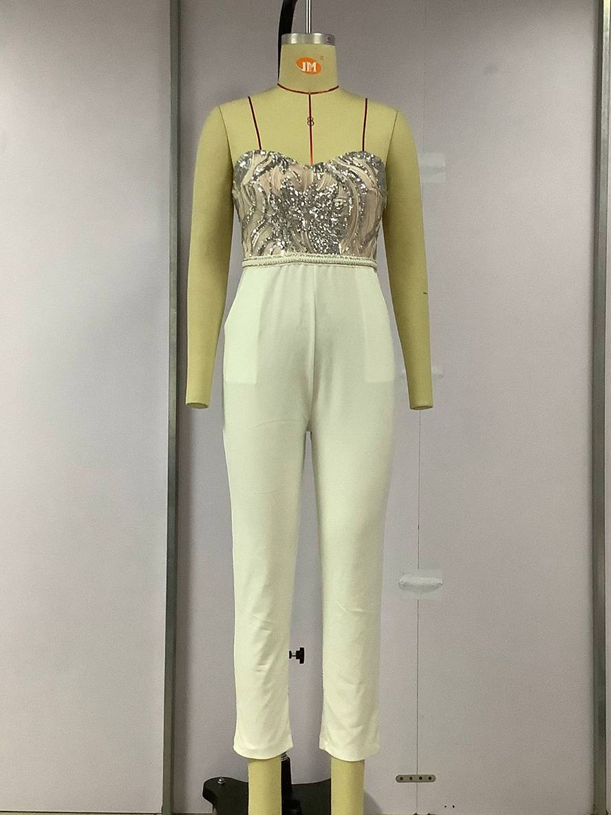Kombinezon damski slim bez pleców, biały, z cekinami, dopasowana sylwetka, w stylu Audrey Hepburn, elegancki widok z przodu