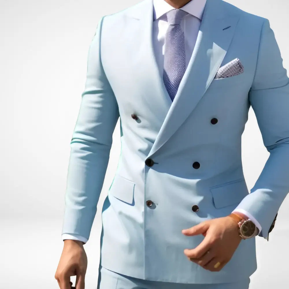 Męski dwurzędowy garnitur z szerokimi klapami, elegancki krój w stylu biznesowym, kieszenie z patkami, dopasowana sylwetka.