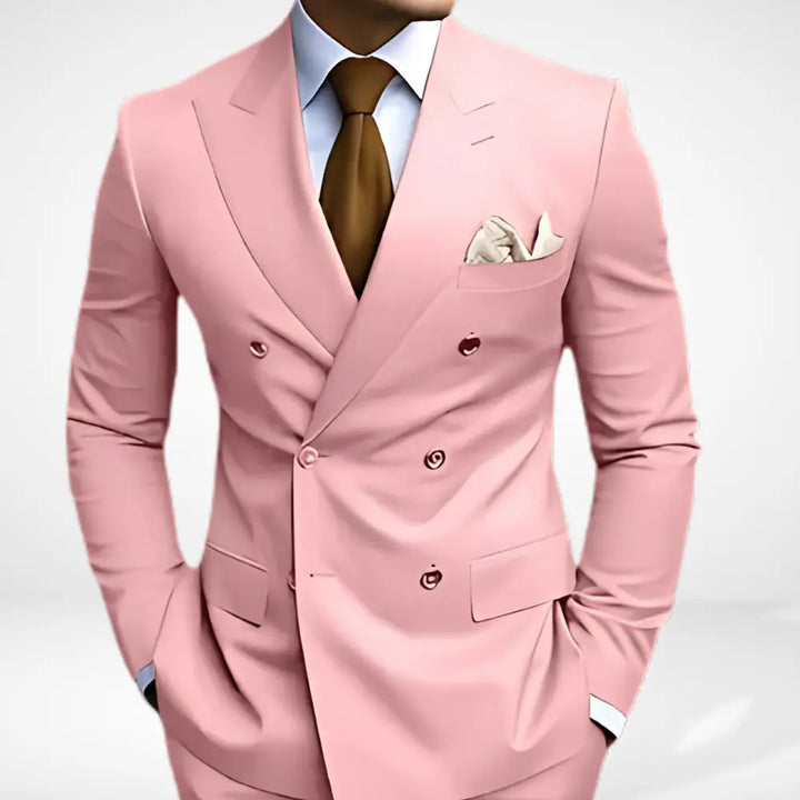 Męski dwurzędowy garnitur z szerokimi klapami, elegancki krój w stylu biznesowym, kieszenie z patkami, dopasowana sylwetka.