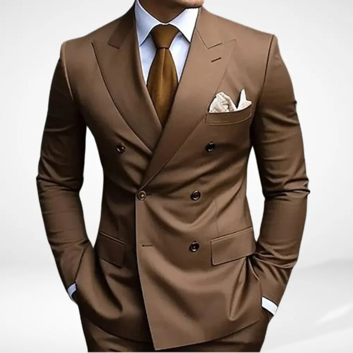 Męski dwurzędowy garnitur z szerokimi klapami, elegancki krój w stylu biznesowym, kieszenie z patkami, dopasowana sylwetka.