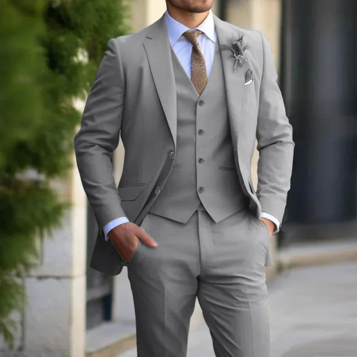 "Costume trois pièces ajusté homme: blazer, gilet, pantalon, élégance classique pour mariages et occasions formelles."