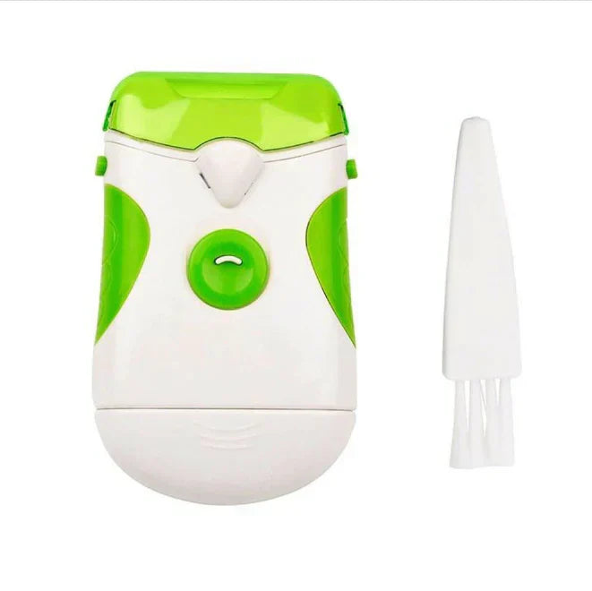 Elektryczny obcinacz i pilnik do paznokci, nowoczesny szaro-srebrny akcesorium, precyzyjna i gładka pielęgnacja paznokci w domu.