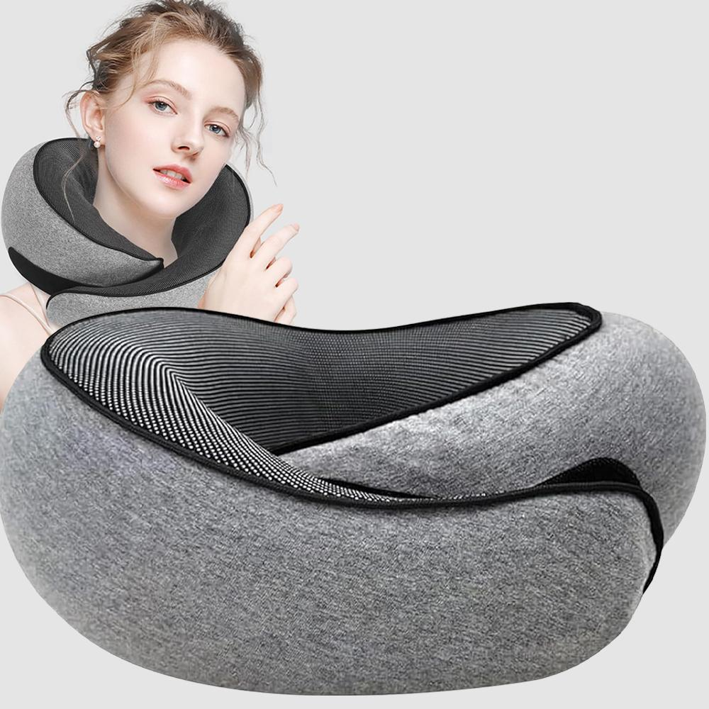 Ergonomiczna poduszka podróżna z szarej pianki memory, lekka i kompaktowa, idealna do podparcia szyi w podróży.