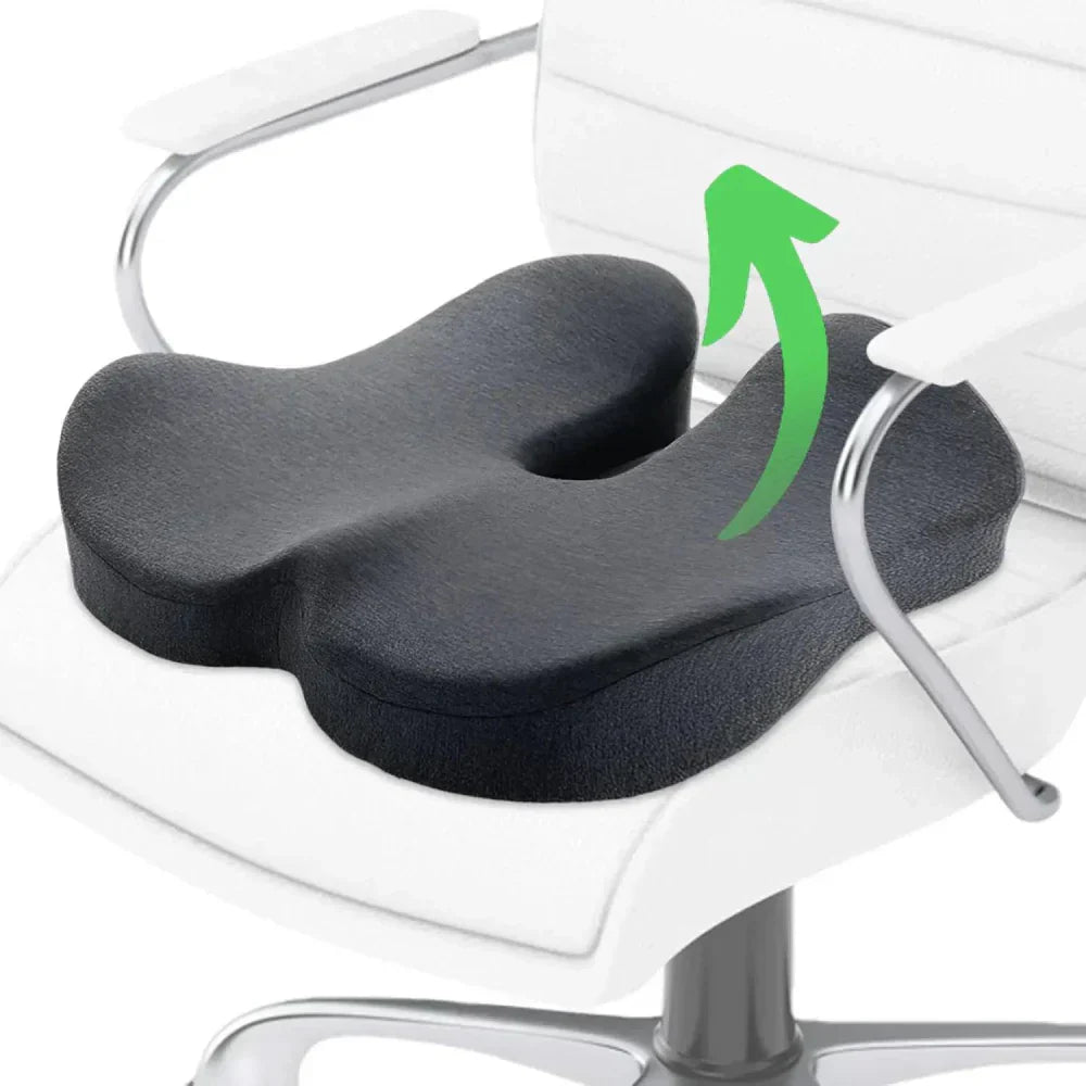 Beżowa ergonomiczna poduszka łagodząca ból nerwu kulszowego, pianka o wysokiej gęstości, anatomiczny kształt z wycięciem.