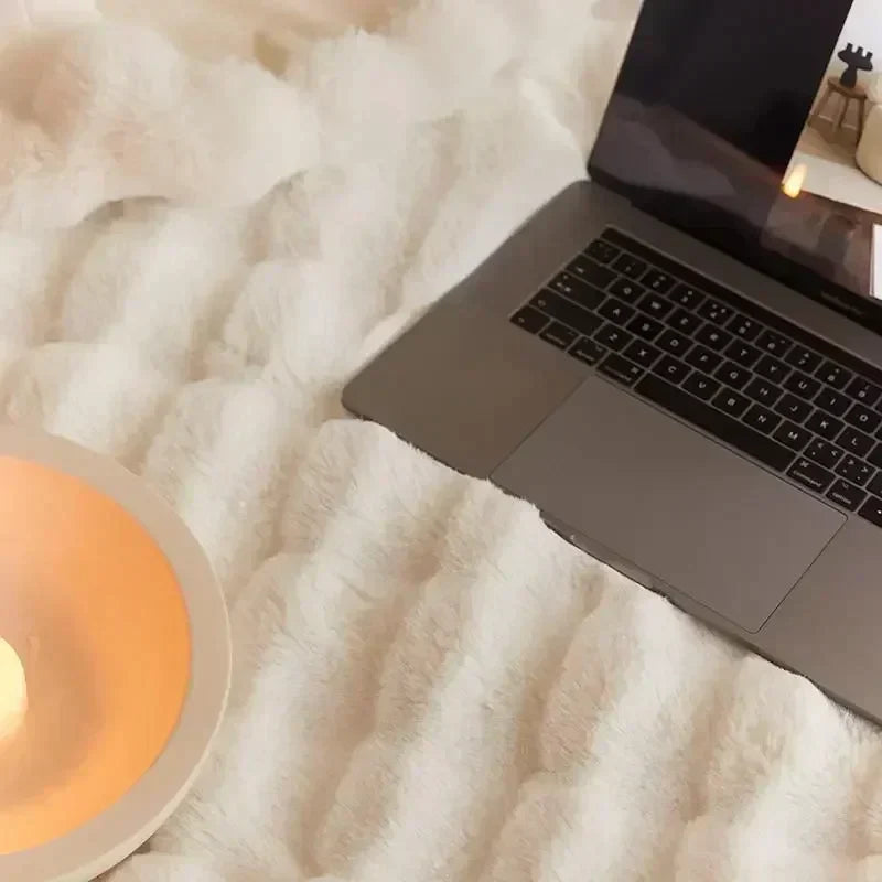 Luksusowy, miękki koc ze sztucznego futerka, dodający komfortu i stylu do wnętrza, idealny na chłodne wieczory.