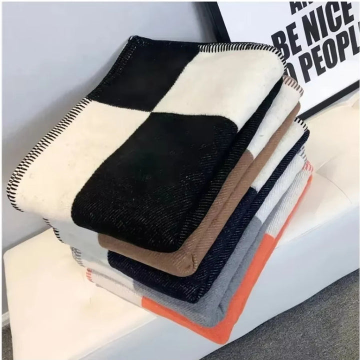 Koc LuxeChaleur z imitacji kaszmiru i wełny, beżowy, 140x170 cm, luksusowe detale, idealny do dekoracji i przytulnego komfortu.