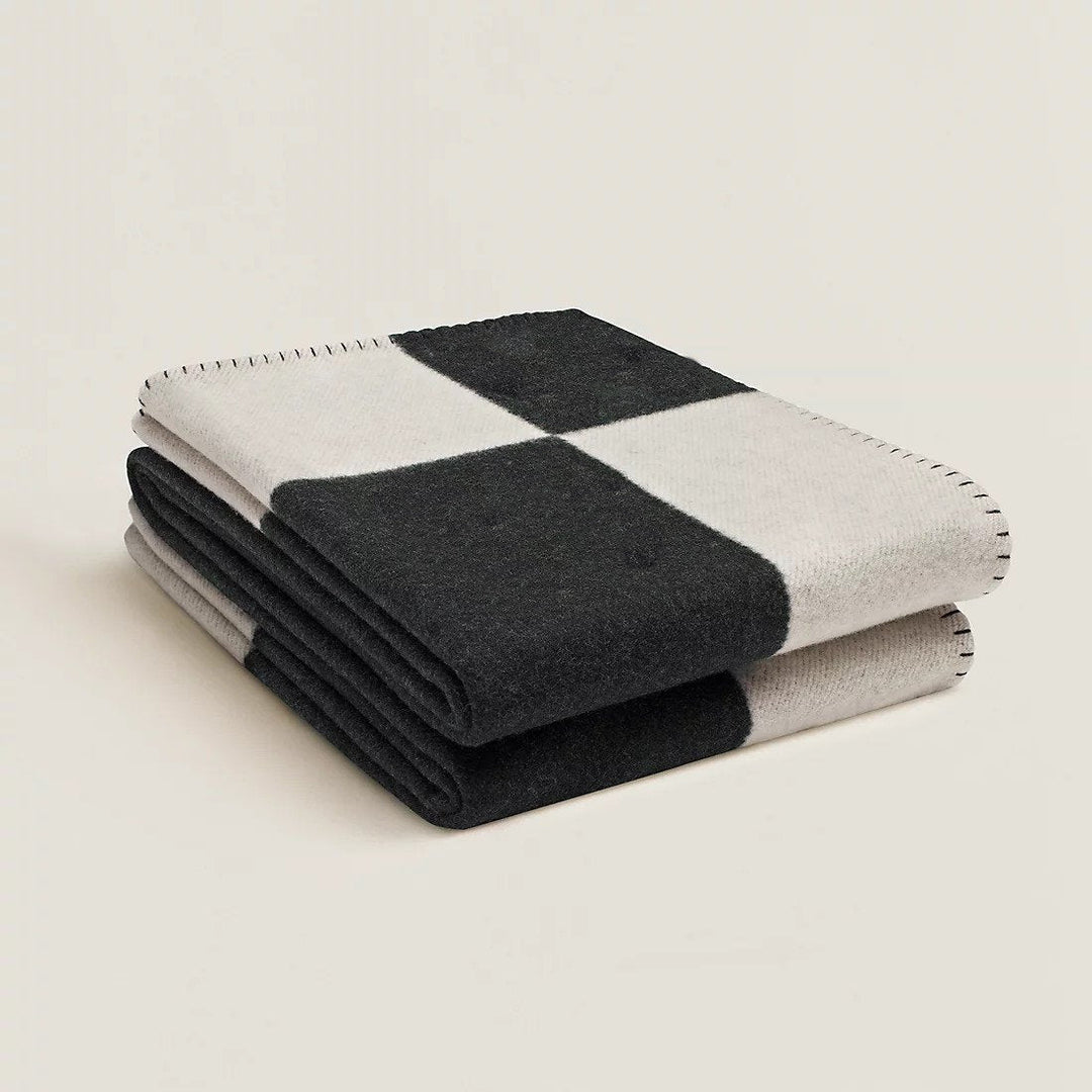 Koc LuxeChaleur z imitacji kaszmiru i wełny, beżowy, 140x170 cm, luksusowe detale, idealny do dekoracji i przytulnego komfortu.