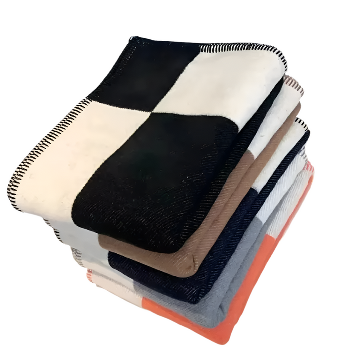 Koc LuxeChaleur z imitacji kaszmiru i wełny, beżowy, 140x170 cm, luksusowe detale, idealny do dekoracji i przytulnego komfortu.