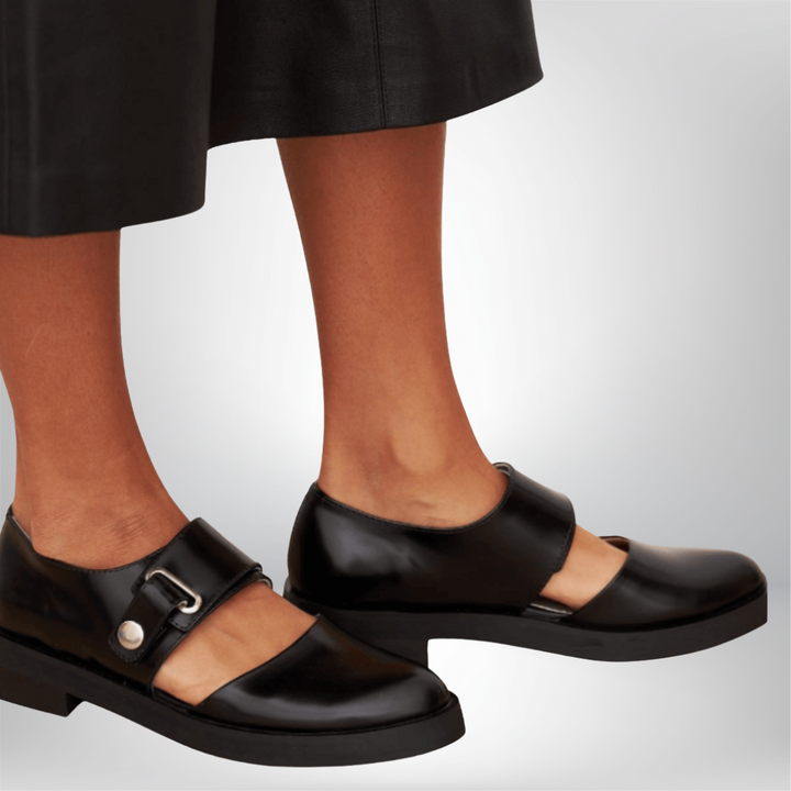 Damskie buty Mary Jane w stylu retro z ozdobną klamrą, idealne do eleganckich stylizacji. Wygodne obuwie na co dzień.