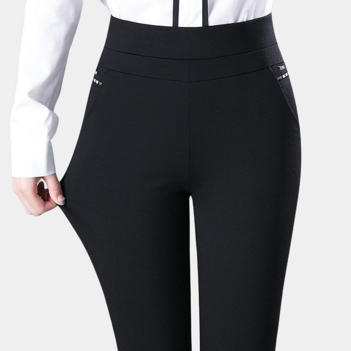 Czarne damskie spodnie modelujące z wysokim stanem, elastyczne i wygodne, idealne do eleganckich stylizacji slim fit.