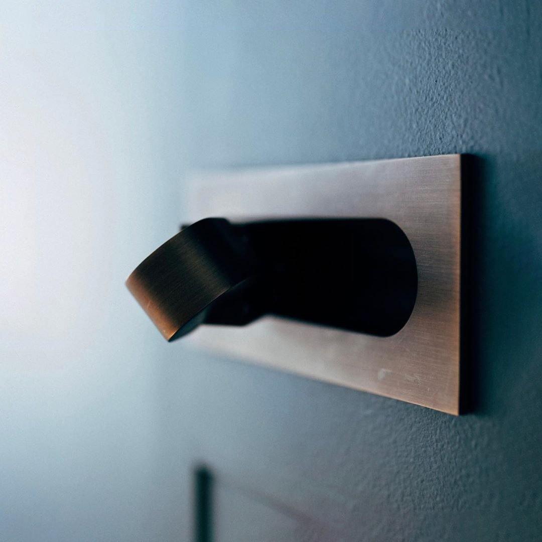 Lampka nocna LED z metalową podstawą