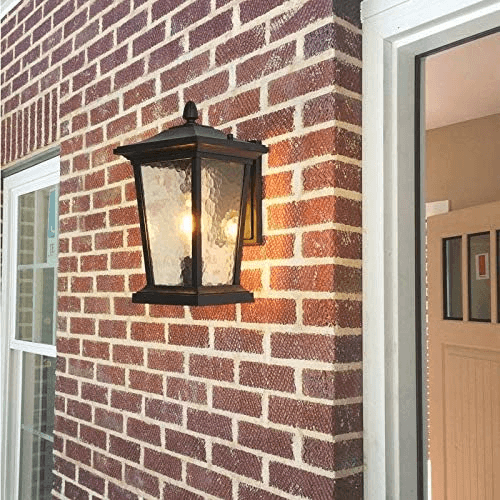 Lampa zewnętrzna z włączonym światłem, tworząca ciepłą atmosferę