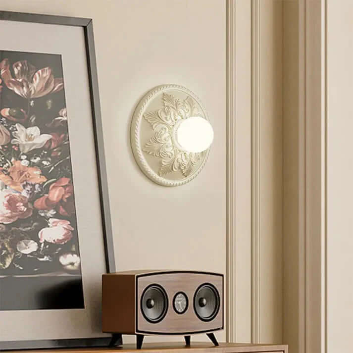 Nowoczesna lampa ścienna z żywicy w kolorze mlecznej kawy